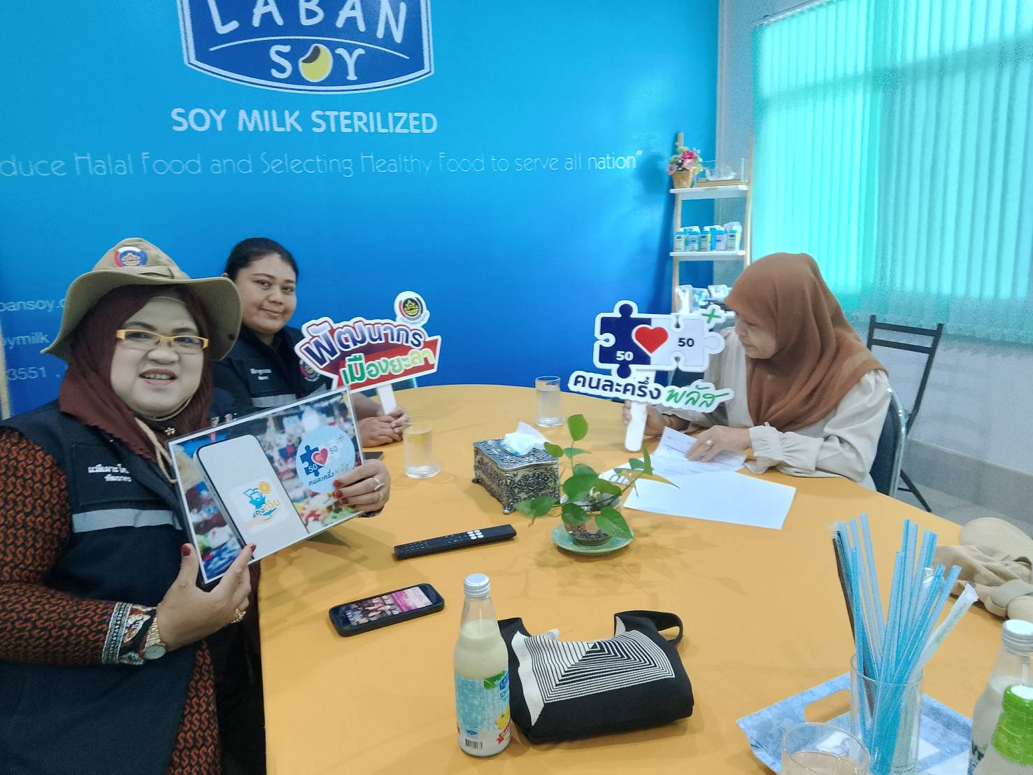 พช.เมืองยะลา ลงพื้นที่ประชาสัมพันธ์การลงทะเบียนโครงการคนละครึ่งพลัส 