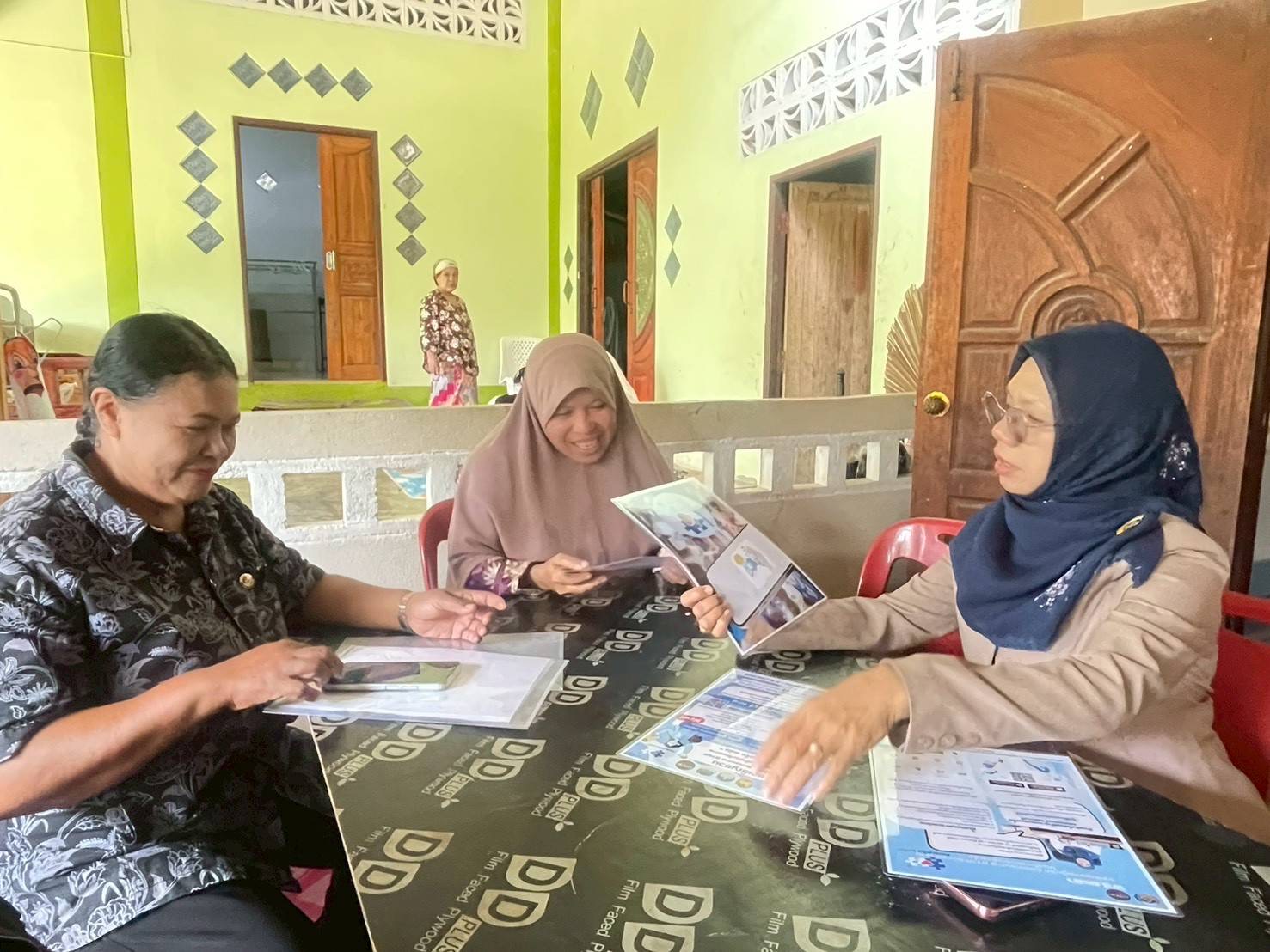 พช.เมืองยะลา ลงพื้นที่ติดตามการลงทะเบียนโครงการคนละครึ่งพลัส 