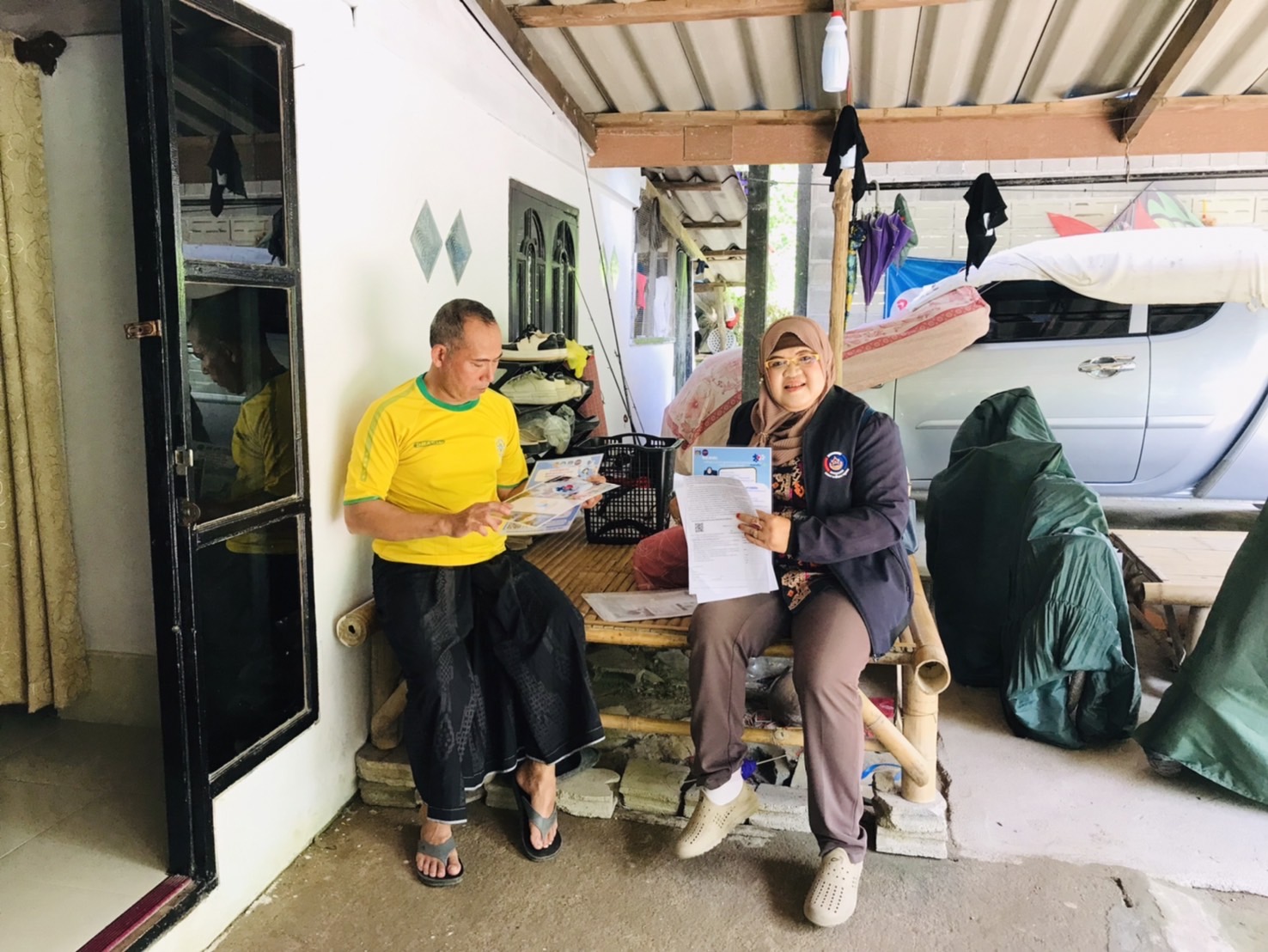 พช.เมืองยะลา ลงพื้นที่ประชาสัมพันธ์สร้างการรับรู้ โครงการคนละครึ่งพลัส แก่ผู้ประกอบการ OTOP ตำบลตาเซะ