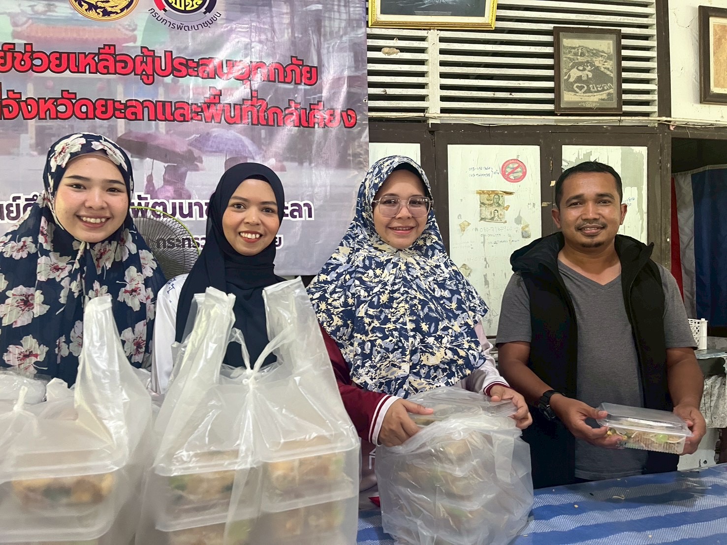 พช.เมืองยะลา ร่วมประกอบอาหารปรุงสุก โรงครัวศูนย์ศึกษาและพัฒนาชุมชนยะลา 