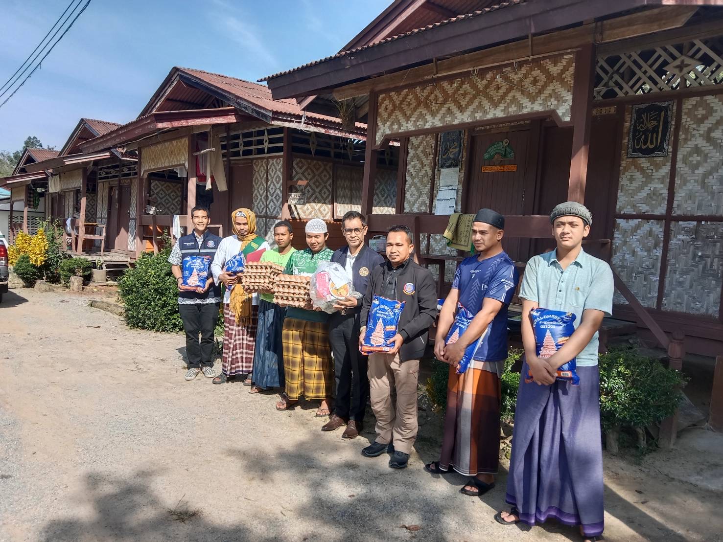 พช.เมืองยะลา ลงพื้นที่มอบสิ่งของเพื่อบรรเทาความเดือดร้อนให้กับสถาบันปอเนาะในตำบลตาเซะ