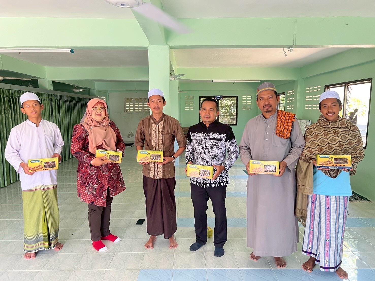 พช.เมืองยะลา ลงพื้นที่เยี่ยมสถาบันศึกษาปอเนาะธรรมศาสน์อิสลามวิทยาและสถาบันศึกษาปอเนาะอิสลามศาสน์ดารุลสาลามตำบลตาเซะ พร้อม  มอบอินทผาลัมในเดือนรอมฏอน สร้างความอบอุ่นและส่งเสริมสายสัมพันธ์ระหว่างภาครัฐกับชุมชน