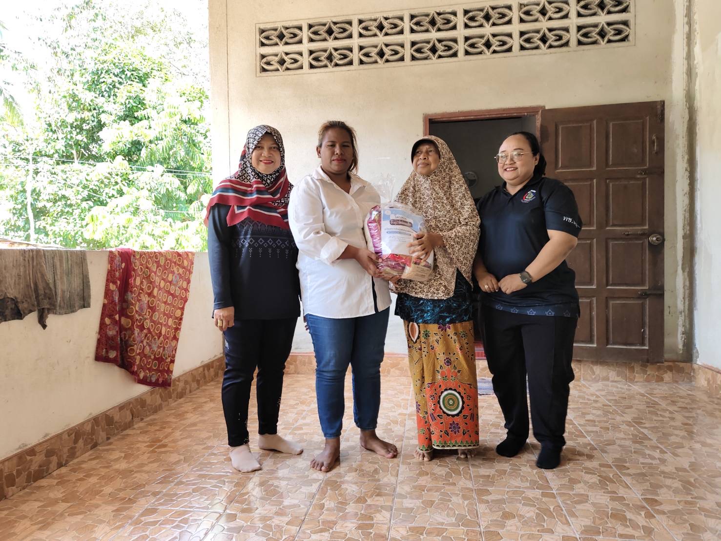 พช.เมืองยะลา ร่วมลงพื้นที่มอบถุงยังชีพให้ผู้ป่วยติดเตียงและกลุ่มเปราะบางตำบลลำพะยา