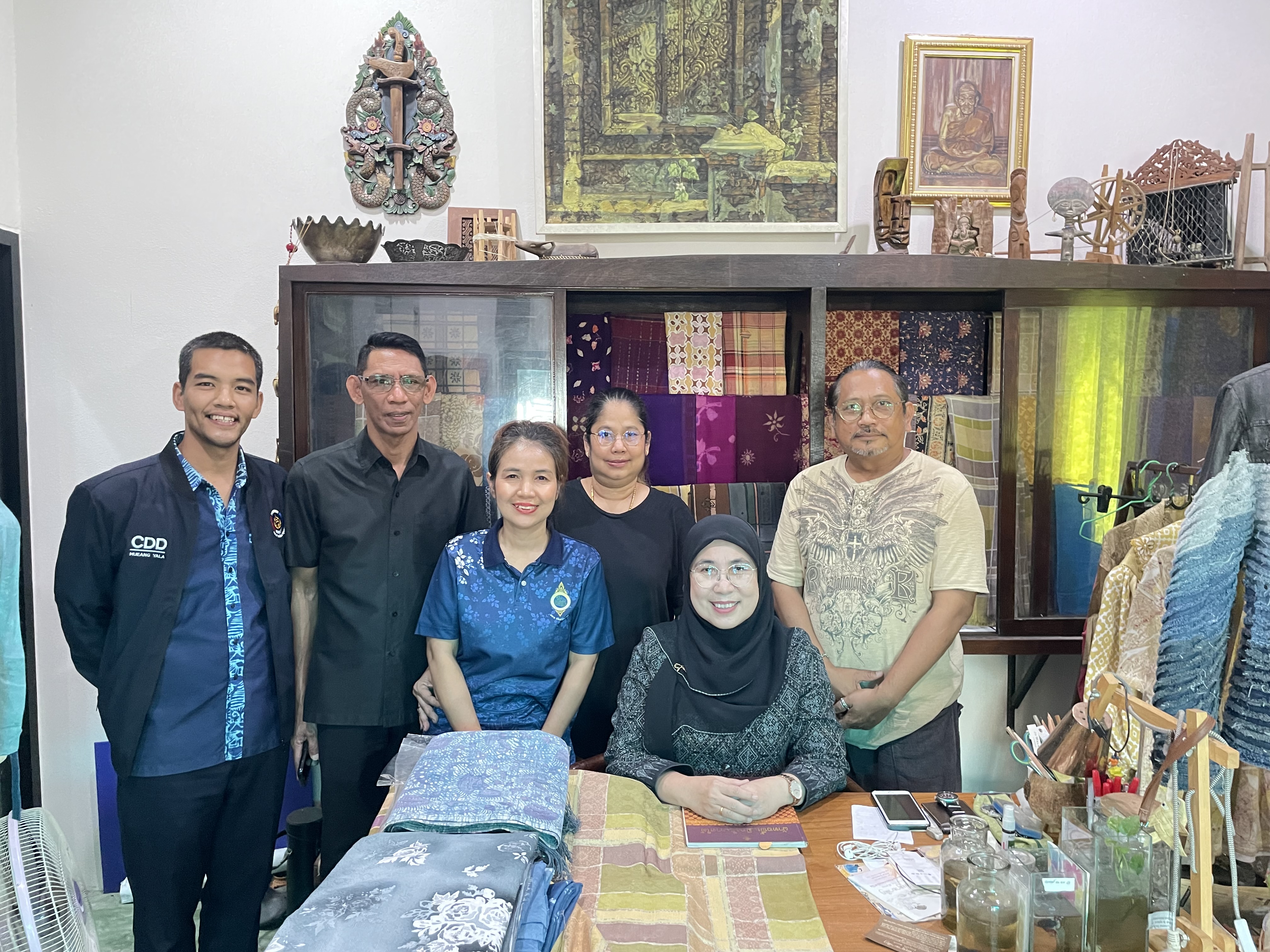 พช.เมืองยะลา  ลงพื้นที่ติดตามการดำเนินงานคัดสรรสุดยอดผลิตภัณฑ์ OTOP ตำบลสะเตง 