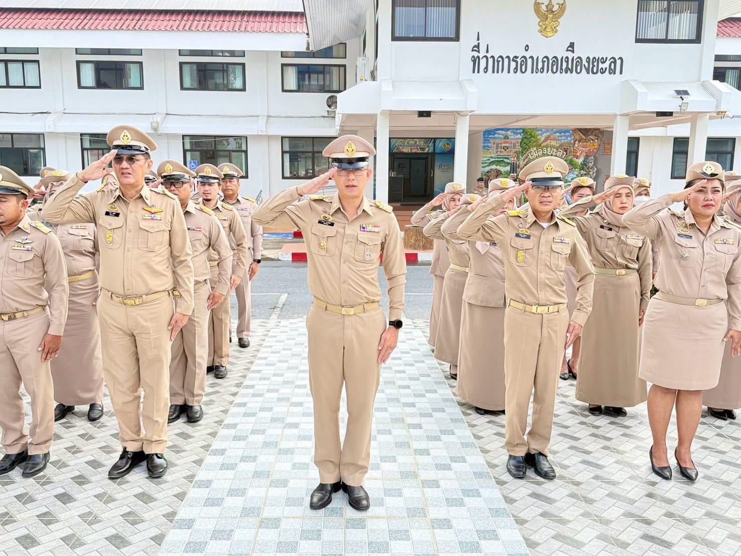 พช.เมืองยะลา ร่วมกิจกรรมเคารพธงชาติ เนื่องในวันพระราชทานธงชาติไทย 