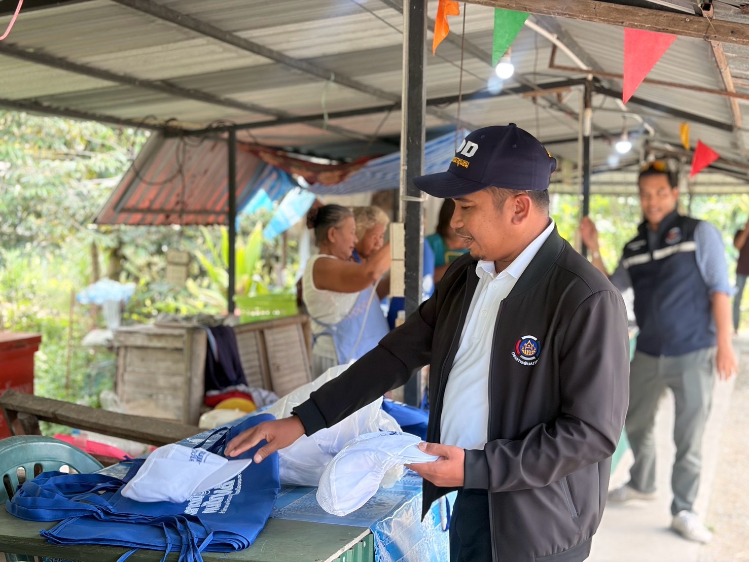 พช.เมืองยะลา ส่งเสริมมาตรฐานตลาดชุมชน มอบผ้ากันเปื้อนแก่ผู้ค้าตลาดนัดชุมชนบ้านคลองทรายใน