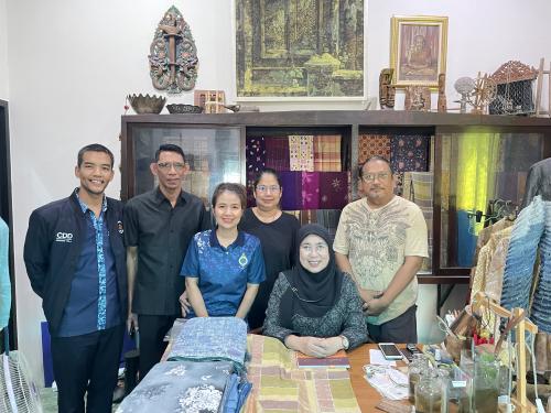 พช.เมืองยะลา  ลงพื้นที่ติดตามการดำเนินงานคัดสรรสุดยอดผลิตภัณฑ์ OTOP ตำบลสะเตง 