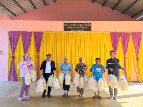 พช.เมืองยะลา รับมอบดอกไม้จันทน์ จากชมรมผู้สูงอายุตำบลยุโป จำนวน 2,000 ดอก