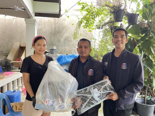 พช.เมืองยะลา ลงพื้นที่มอบถุงยังชีพและสิ่งของอุปโภคให้ ผู้ประกอบการ OTOP ตำบลสะเตง